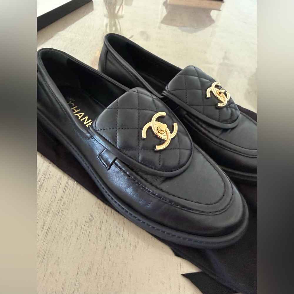 CHANEL Interlocking CC Logo Moccasins Loafers Black 38.5 Worn Once - Picture 13 of 16
